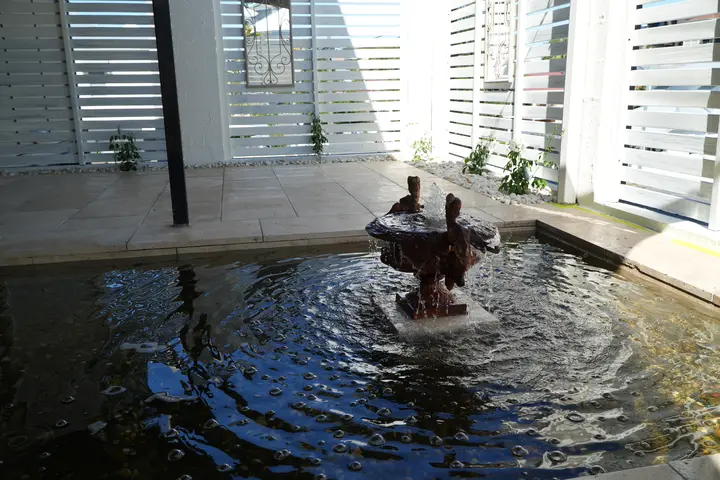 Using natural stone Travertine tiles